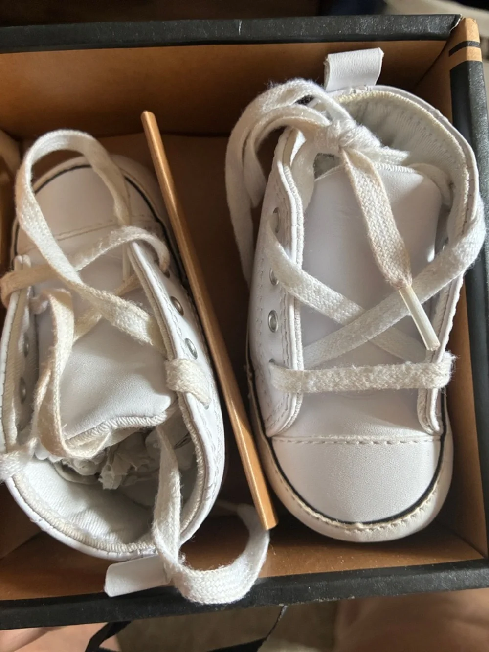 Converse Kids White Low Top Sneakers with Blue Star Logo. size 2c baby shoes